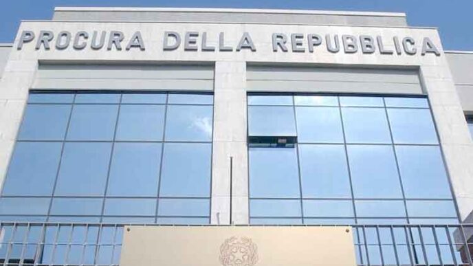 Procura latina arresti