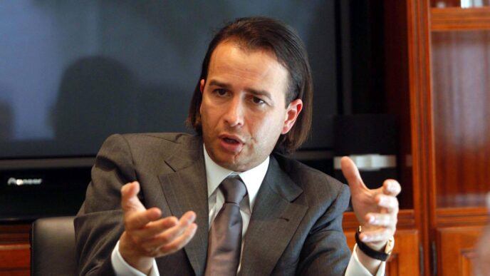 questa immaggine descrive danilo coppola qualche anno fa mentre attacca la magistratura